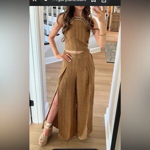 This two piece set is PERFECT for a beach getaway or date night. BRAND NEW